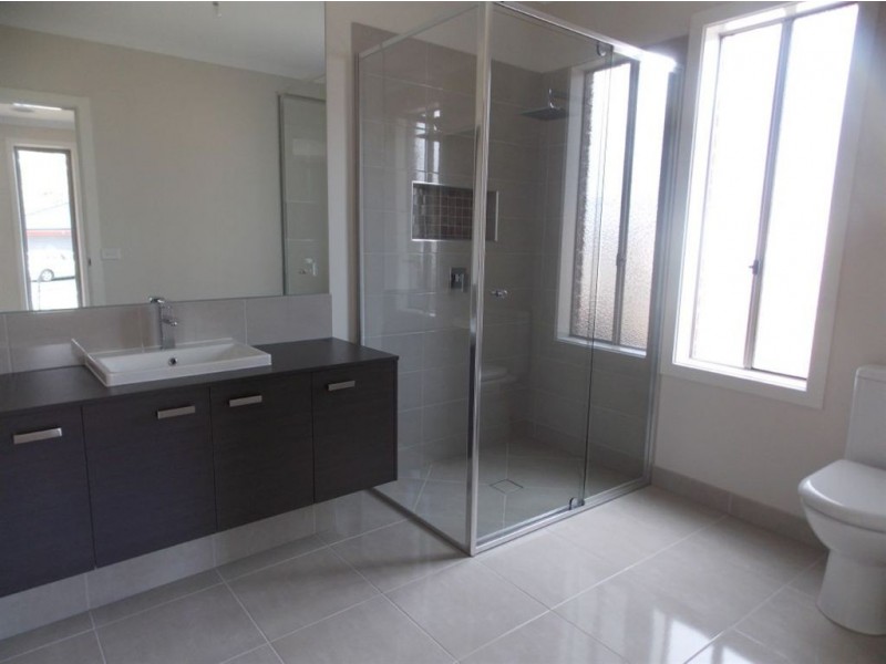 8 Comet Avenue, Doreen VIC 3754