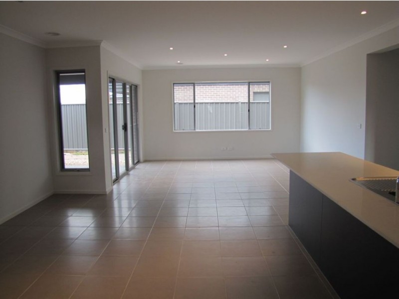 27 Pine Park Drive, Epping VIC 3076
