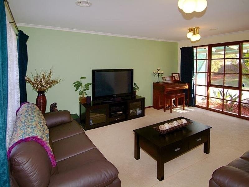 5 Royston Close, Mill Park VIC 3082