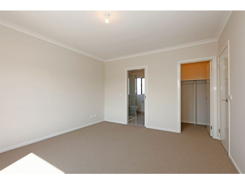 1/4 Freshwater Way, South Morang VIC 3752