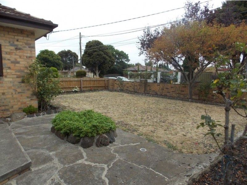 8 East Court, Lalor VIC 3075