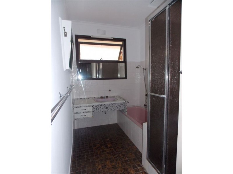 8 East Court, Lalor VIC 3075