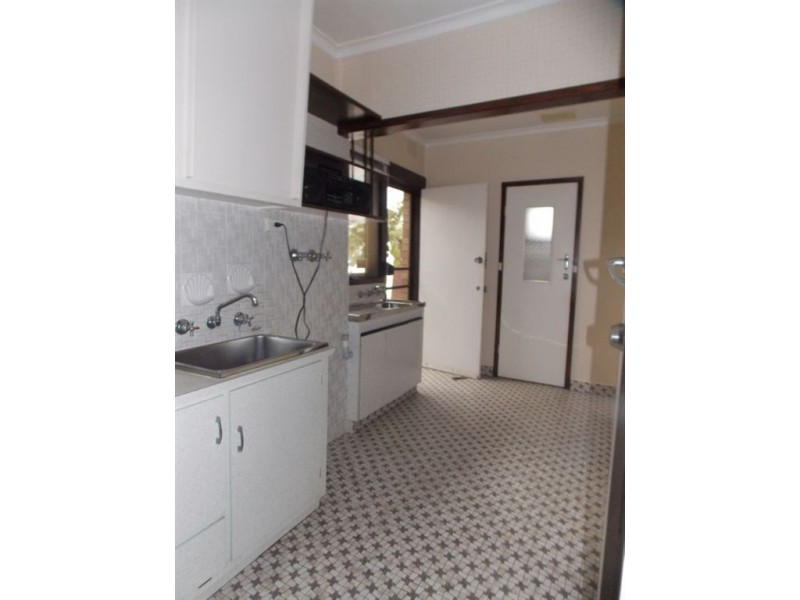 8 East Court, Lalor VIC 3075