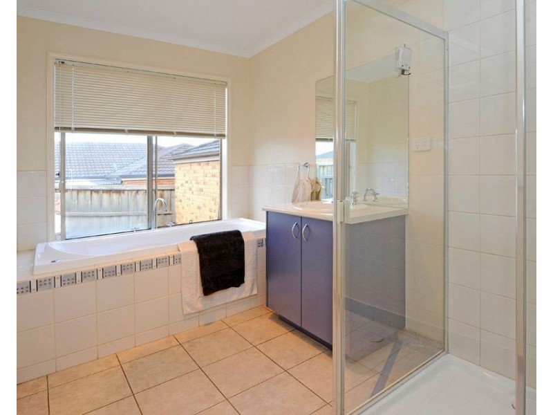 12 Water Pepper Court, South Morang VIC 3752