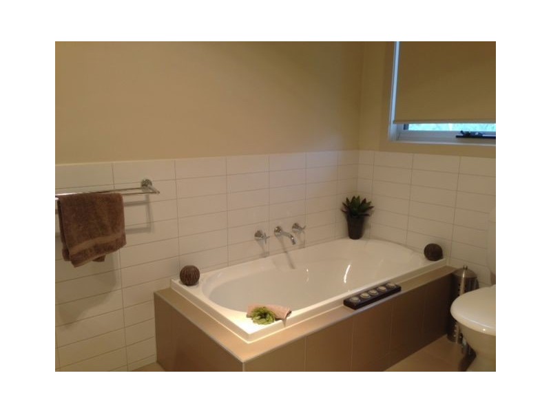 8 Curtain Street, Kingsbury VIC 3083