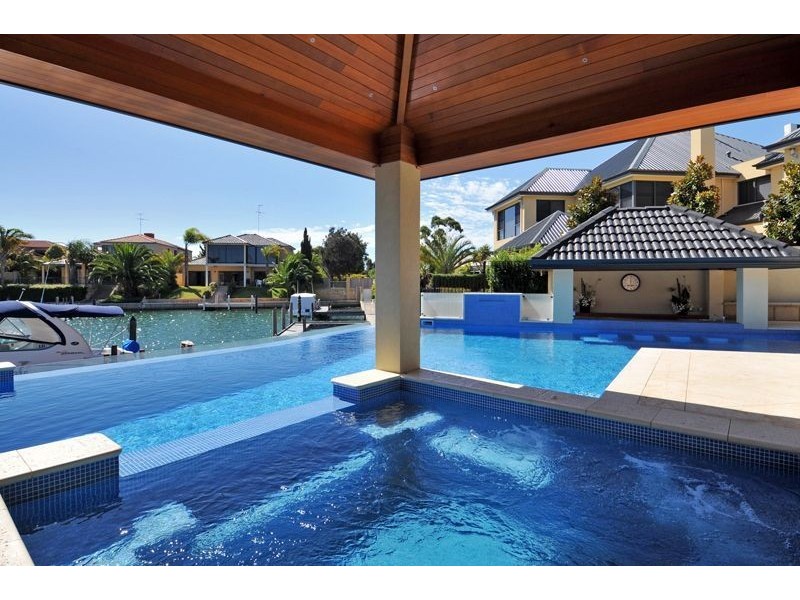 2 Leighton Place, Halls Head WA 6210