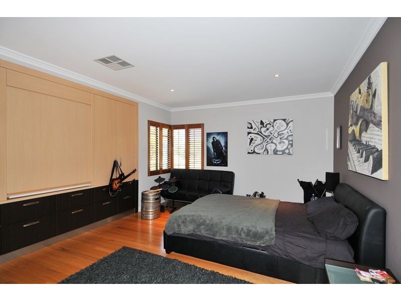 2 Leighton Place, Halls Head WA 6210