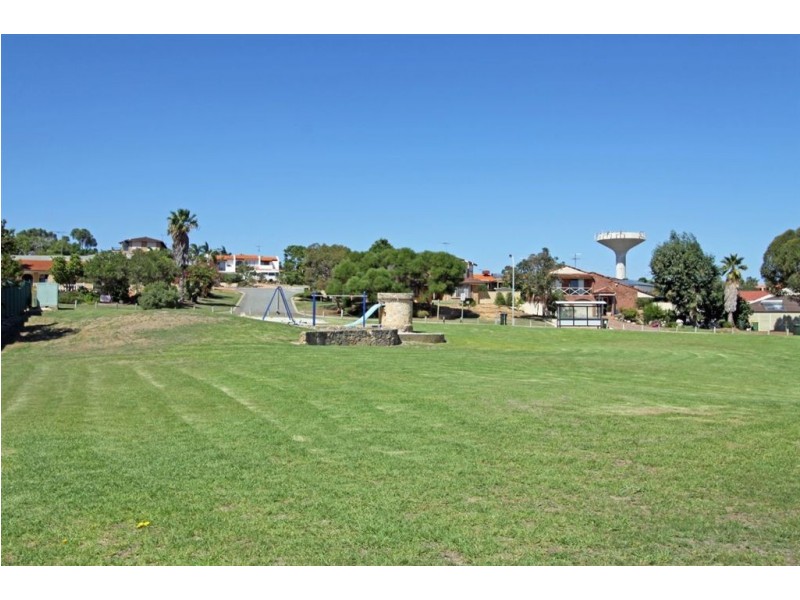 8 Gleneagles Place, Halls Head WA 6210