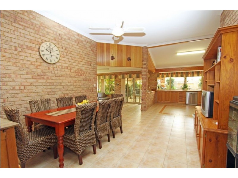 8 Oaklands Avenue, Halls Head WA 6210