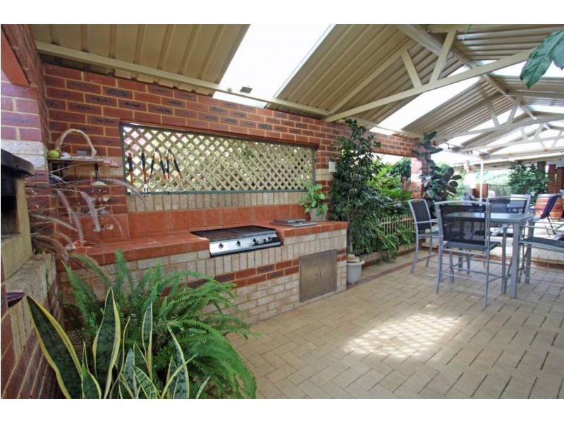 8 Oaklands Avenue, Halls Head WA 6210