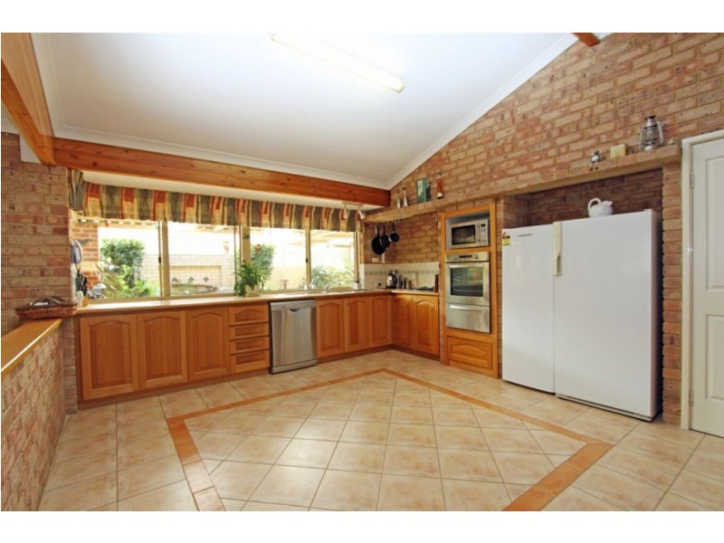 8 Oaklands Avenue, Halls Head WA 6210