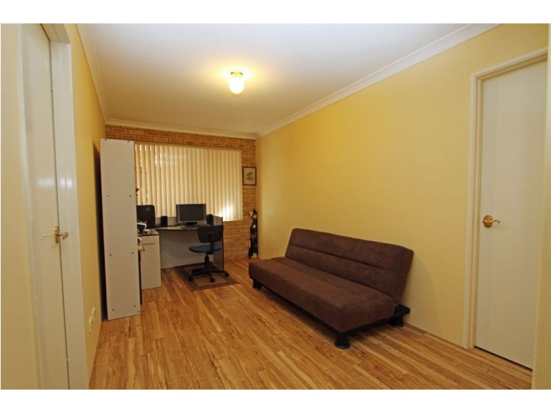 8 Oaklands Avenue, Halls Head WA 6210