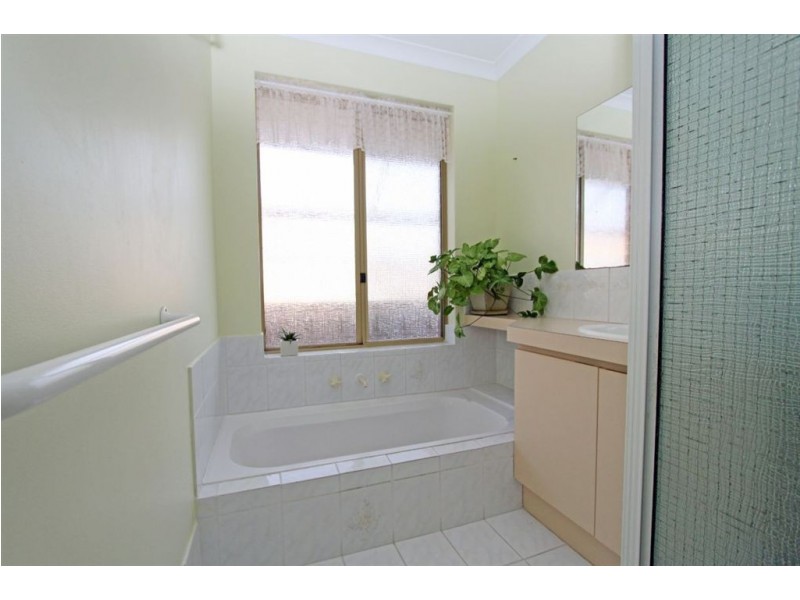 8 Oaklands Avenue, Halls Head WA 6210