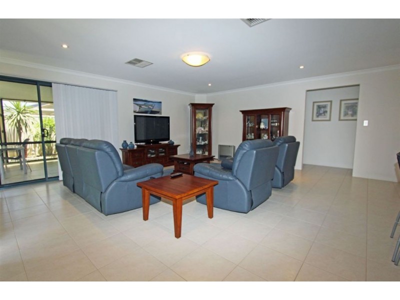 22 Jubata Gardens, Dudley Park WA 6210