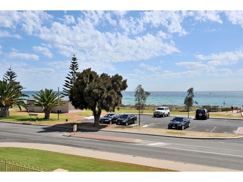 8 Halls Head Parade, Halls Head WA 6210