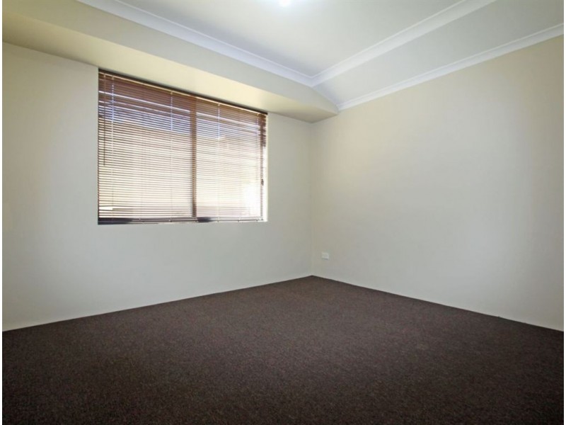 4 Arlette Pass, Lakelands WA 6180