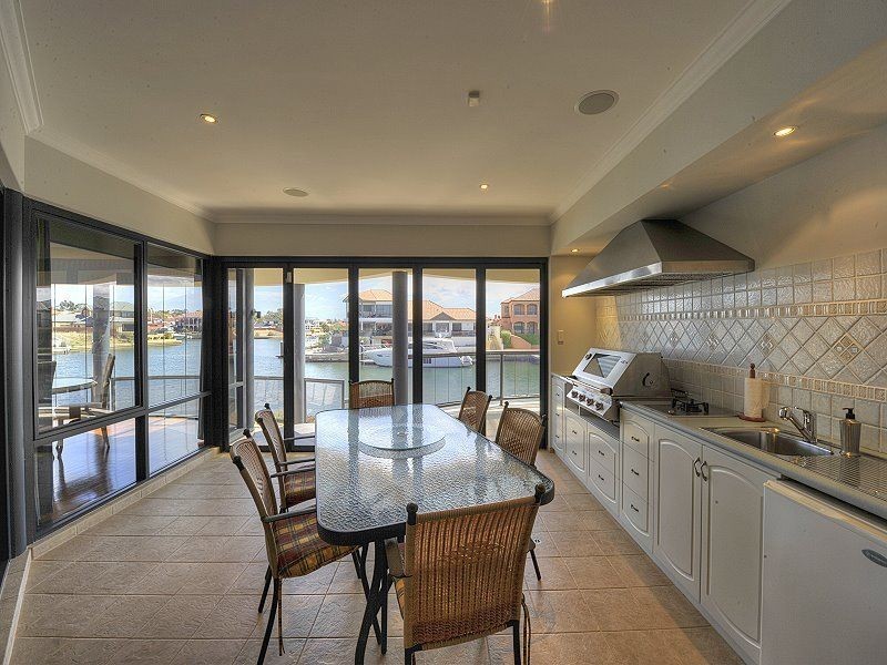 8 Finistere Island Retreat, Halls Head WA 6210