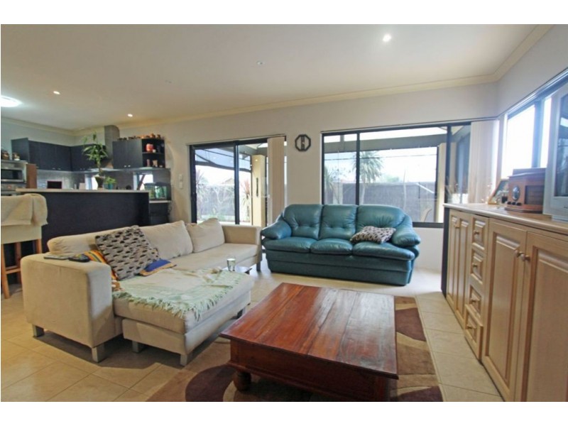 27 Hudson Drive, Dudley Park WA 6210