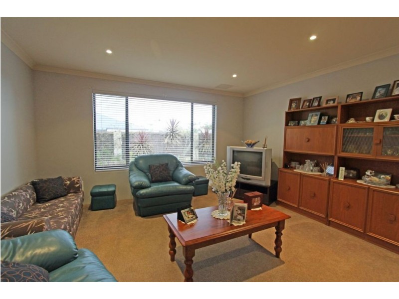 27 Hudson Drive, Dudley Park WA 6210