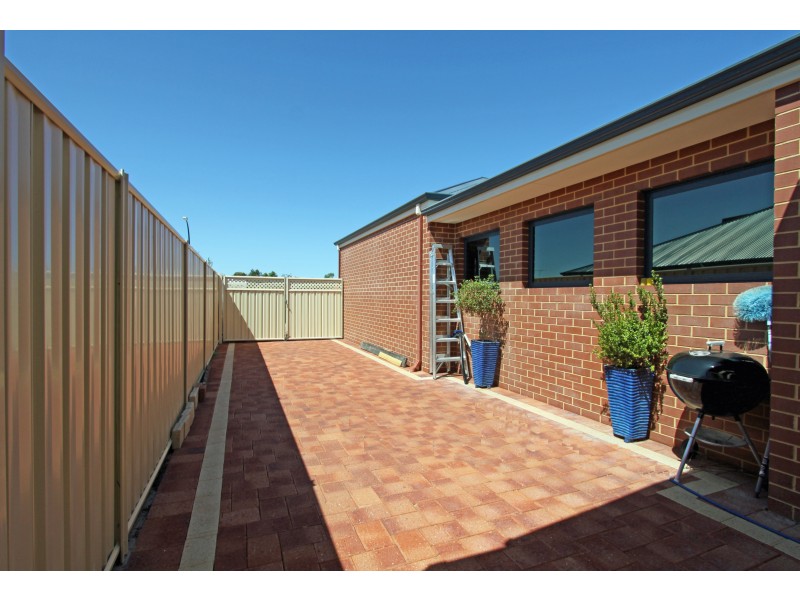 11 Hokitika Drive, Dudley Park WA 6210