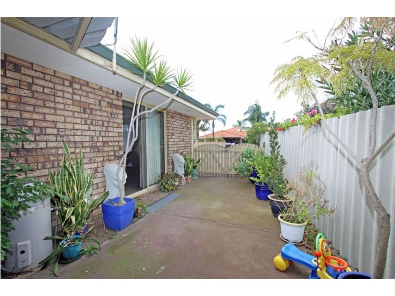 1/8 Napier Close, Halls Head WA 6210