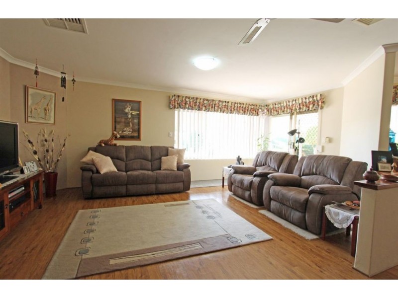 4 Oxford Close, Dudley Park WA 6210