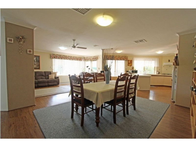 4 Oxford Close, Dudley Park WA 6210