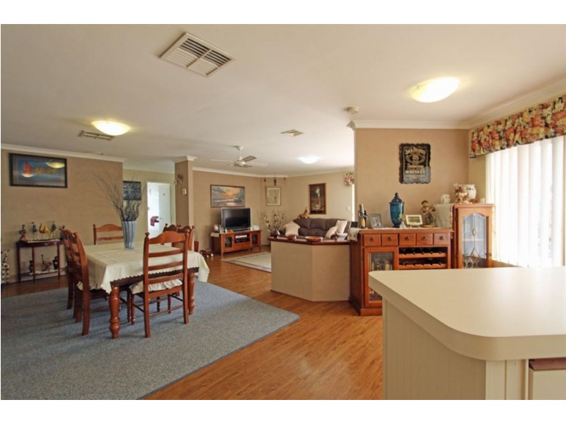 4 Oxford Close, Dudley Park WA 6210