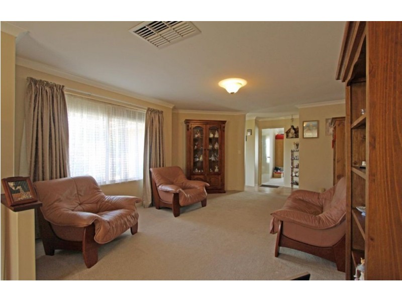 4 Oxford Close, Dudley Park WA 6210