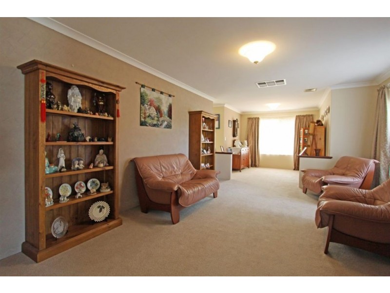 4 Oxford Close, Dudley Park WA 6210