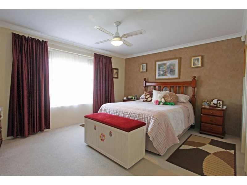 4 Oxford Close, Dudley Park WA 6210