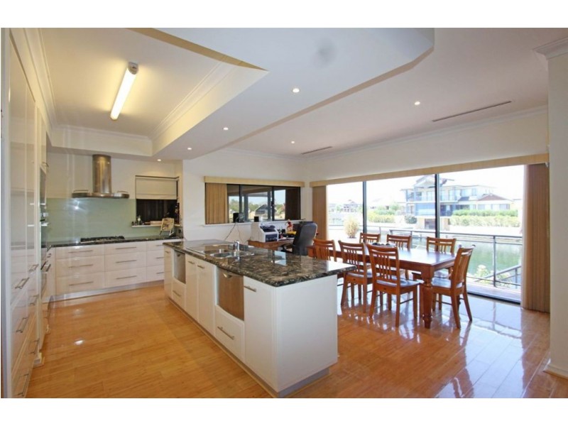 28 Ragamuffin Point, Halls Head WA 6210