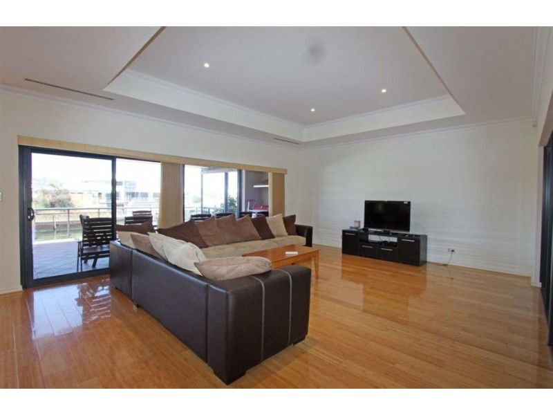 28 Ragamuffin Point, Halls Head WA 6210