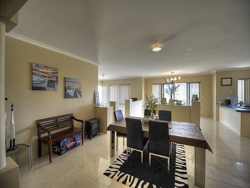 10 Bookleaf Loop, Halls Head WA 6210