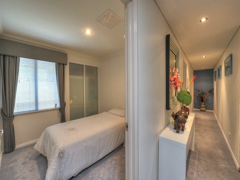 6 Guillardon Terrace, Madora Bay WA 6210
