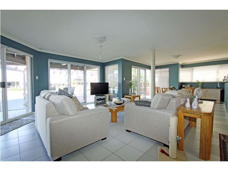 32 Cambria Island Retreat, Halls Head WA 6210
