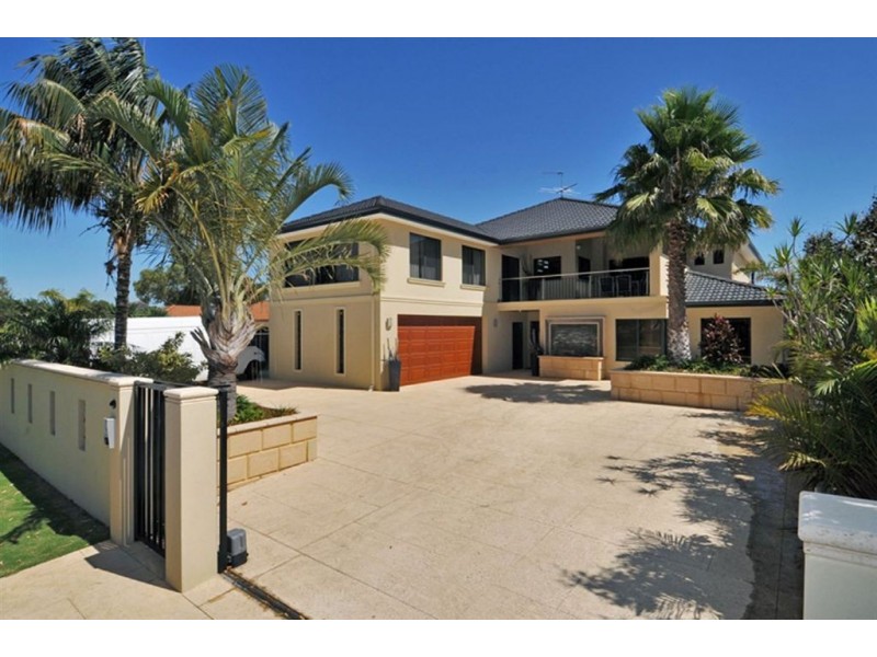 2 Leighton Place, Halls Head WA 6210