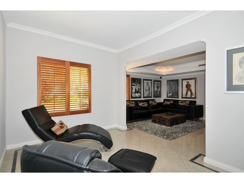 2 Leighton Place, Halls Head WA 6210