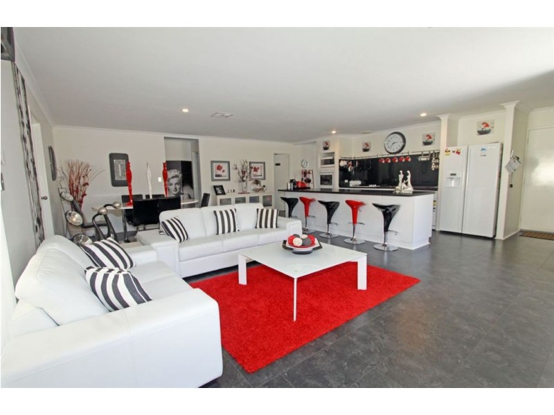 24 Nellie Green, Dudley Park WA 6210