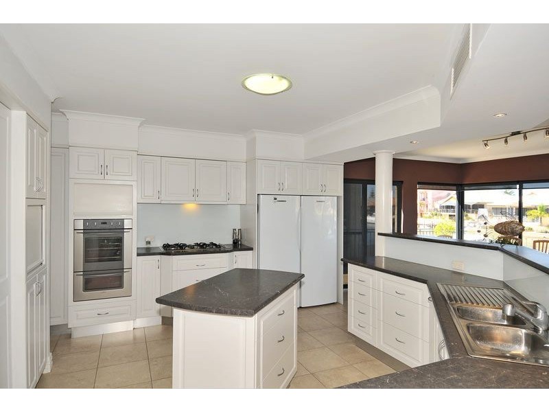 10 Aztec Island Retreat, Halls Head WA 6210