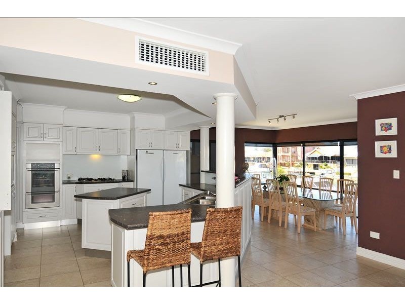 10 Aztec Island Retreat, Halls Head WA 6210