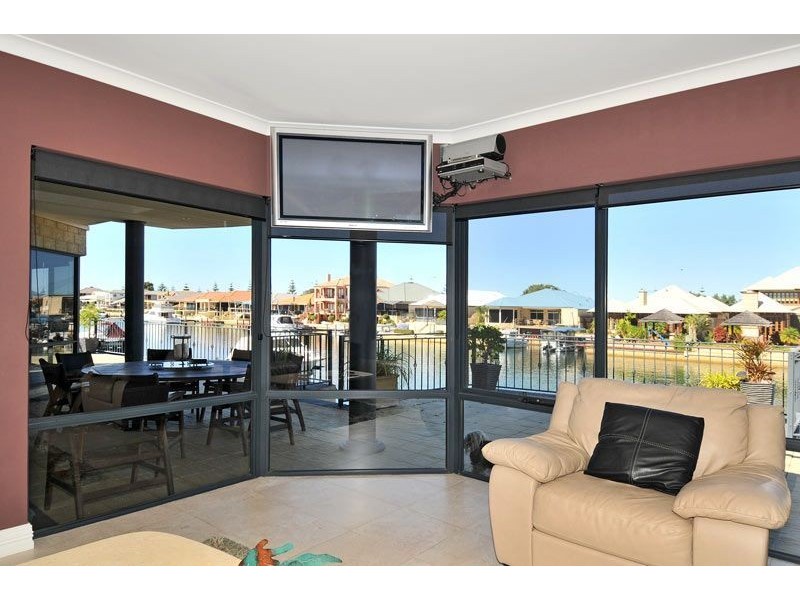 10 Aztec Island Retreat, Halls Head WA 6210