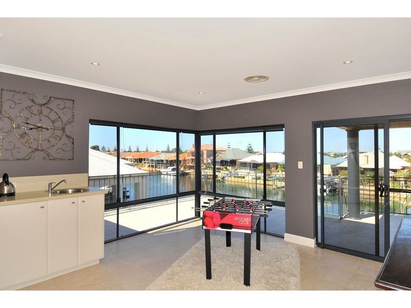 10 Aztec Island Retreat, Halls Head WA 6210