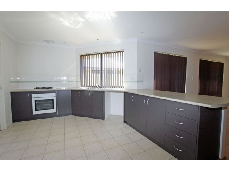 4 Arlette Pass, Lakelands WA 6180