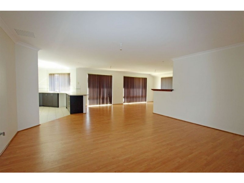 4 Arlette Pass, Lakelands WA 6180