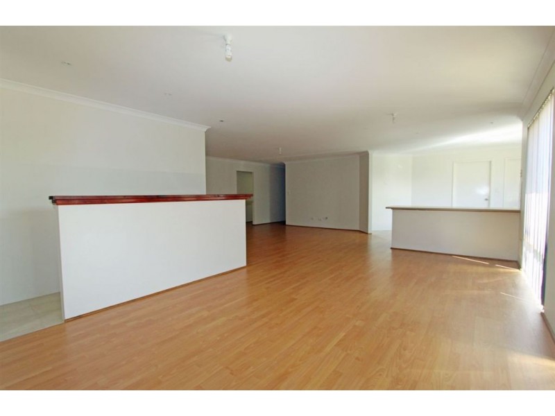 4 Arlette Pass, Lakelands WA 6180