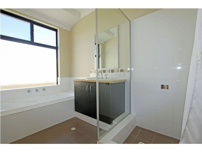 4 Arlette Pass, Lakelands WA 6180