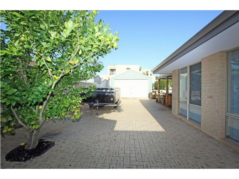 8 Clipper Way, Halls Head WA 6210