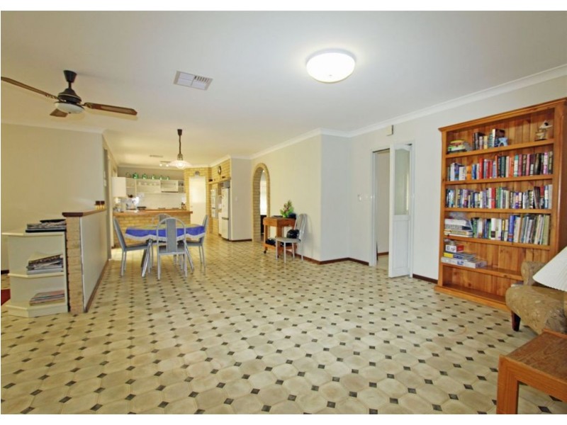 9 Sandford Crescent, Halls Head WA 6210