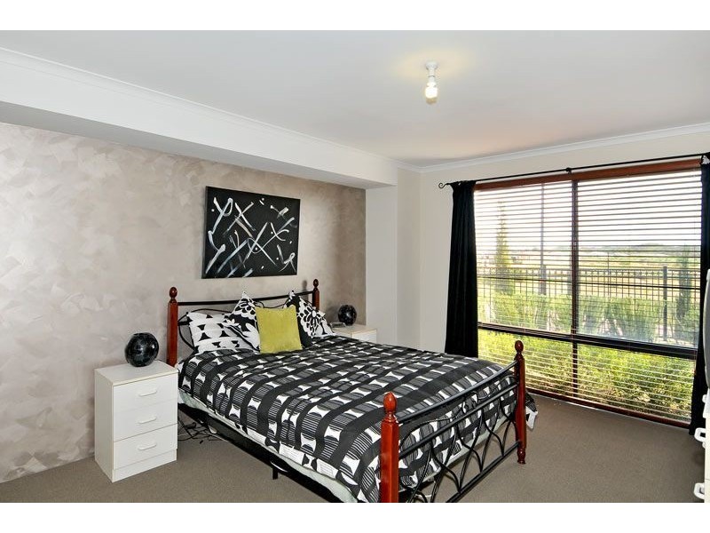 6 Salome Crescent, Lakelands WA 6180